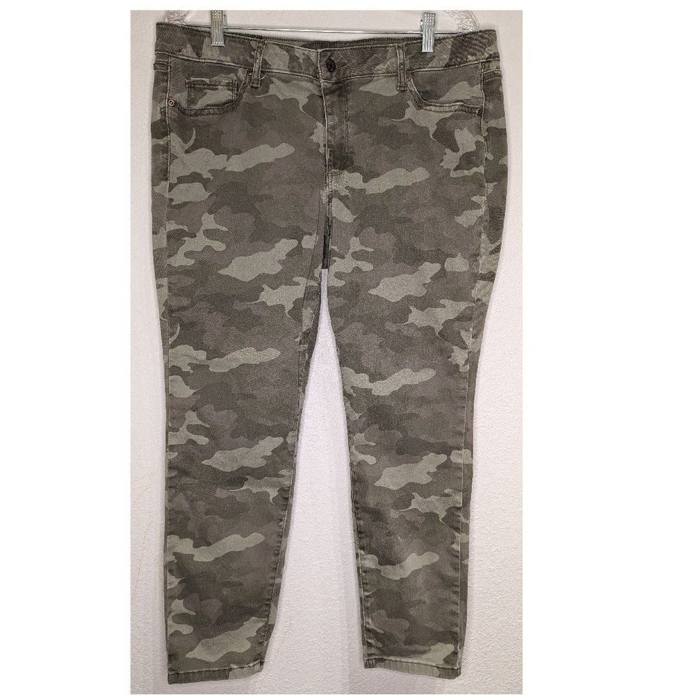 NEW!! Sonoma 16s Super Soft Curvy Camo Jeans - Never Worn